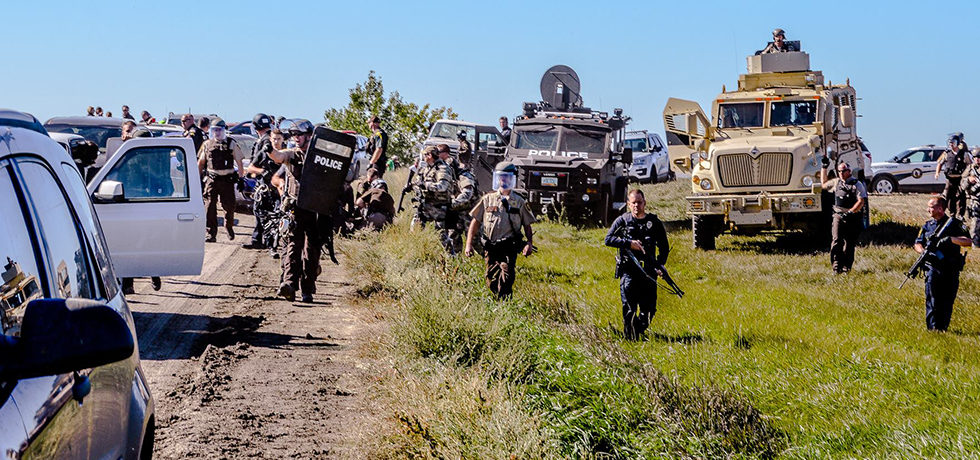 Poliziak gogor jo du Standing Rocken bildutako ekintzaileen kontra. (Argazkia: Globan Justice Ecology)